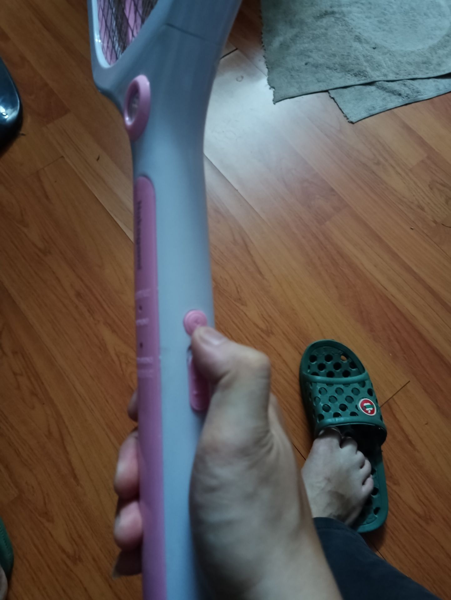 Nút công tắc để kích hoạt điện hoàn thiện cực chán, toàn bị két rất khó ấn. Muỗi bay qua mà ko ấn được nút để bật kiện thì có vợt cũng như không.