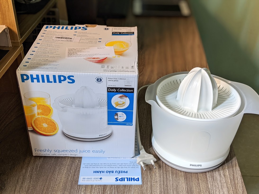 Biết đến máy này sau khi phụ trách vị trí "vắt cam" bên nhà bạn.

Mình thấy hơi khác ở chỗ Made in Sloven, còn của mình là BIH (Bosnia and Herzegovina), chắc cũng là 1 do khác năm sx. Khác chỗ nữa là chỗ sợi dây điện không có lỗ khoét.

Chữ khắc lazer rõ ràng, sắc nét, có phiếu bảo hành 2 năm bằng tiếng Việt, mà sao Tiki để trên web là bảo hành 18 tháng?

Vì đã dùng thử và rất thích nên mình bất chấp chọn luôn, ngoài ra các mẫu khác tương đương có giá thấp hơn nhiều. Tóm lại, mẫu này rất đáng sở hữu