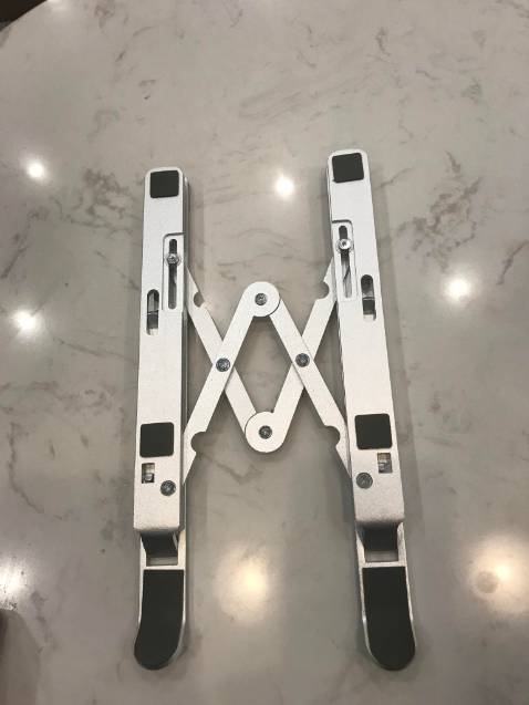 săn được sale giá có hơn 100k, quá hời khi mua được món đồ như này, lại còn đc tặng kèm túi, giá đỡ chắc chắn, gọn, cầm vừa tay không nặng, hợp kim nhôm nên ko sợ rơi hay va đập, dùng đỡ nóng máy giúp tản nhiệt máy luôn. nhìn khá sang