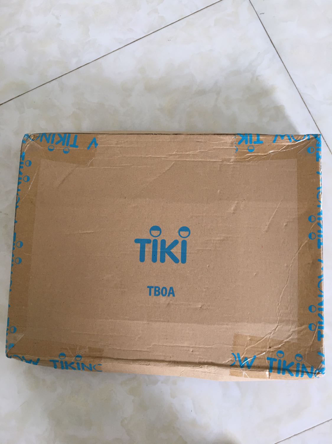 Quá tuyệt khi mua sách ở Tiki! Hàng giao thùng còn nguyên vẹn đẹp quá còn không muôn bóc! Sách được bọc cẩn thận cả túi bóng nha mọi người! Chất lượng giấy rất đẹp!  Nội dung hấp dẫn bắt mắt cho cả người lớn và bé! Bìa cứng nha! Nói chung sách của nxb Đinh Tị là ưng lắm nè!