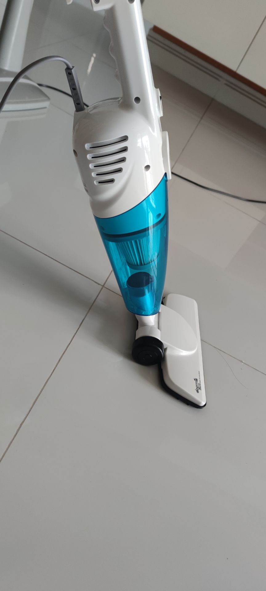 Tiki giao hàng sớm hơn thời gian dự kiến. Máy nhẹ và rất phù hợp cho các bạn nữ. Dùng điện nên chắc sẽ ổn định và lực hút mạnh hơn các máy dùng pin. Dễ tháo lắp, chỉ cần nhìn hướng dẫn 2 phút. Nhiều đầu hút phù hợp cho nhiều trường hợp khác nhau.