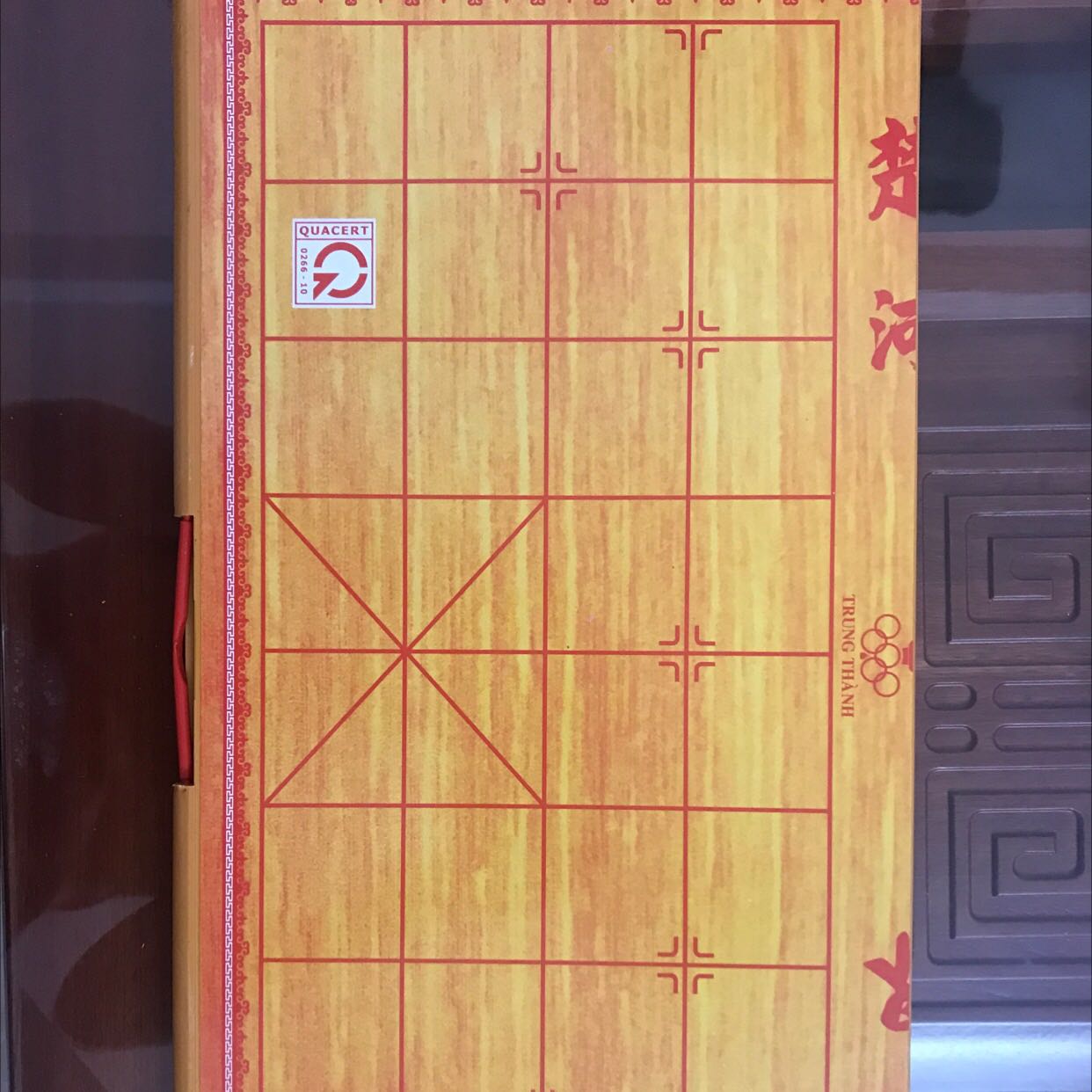 Bàn cờ và quân cờ bằng nhựa, quân cờ đẹp, nút khoá cài hơi khó cho bé, nhìn chung ổn.