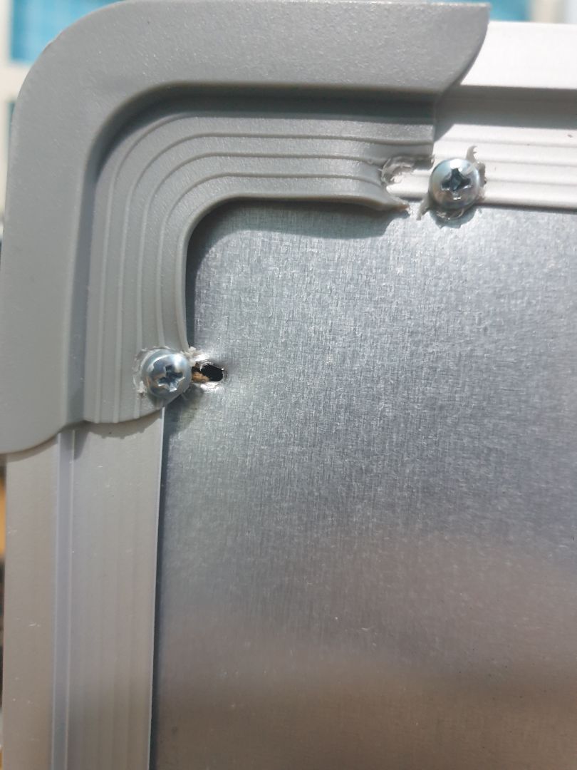 Deli nên kiểm soát chất lượng gia công hơn nữa, có một góc bảng chưa vào khớp hết và bắn vít bị lệch, thể hiện sự cẩu thả của người gia công.

Nam châm hút yếu.

Cần bố trí các móc ở phía cạnh dưới để giữ bảng không dao động khi viết.