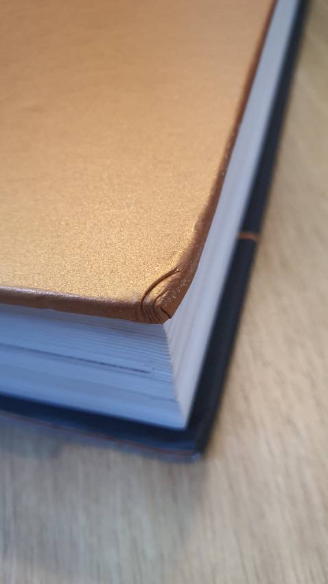 Sách bị móp méo gáy như đã từng bị rơi, có thể do bảo quản hay vận chuyển. Sách to, dày, nặng mà không có bọc chống sốc, chỉ nhét túi bóng mỏng rồi cho vào hộp giấy thông thường (trong khi có lần mua mấy cuốn mỏng nhẹ thì cuốn chống sốc kĩ càng). Sách quý như vậy mà Tiki làm ăn cẩu thả. Quá tệ.