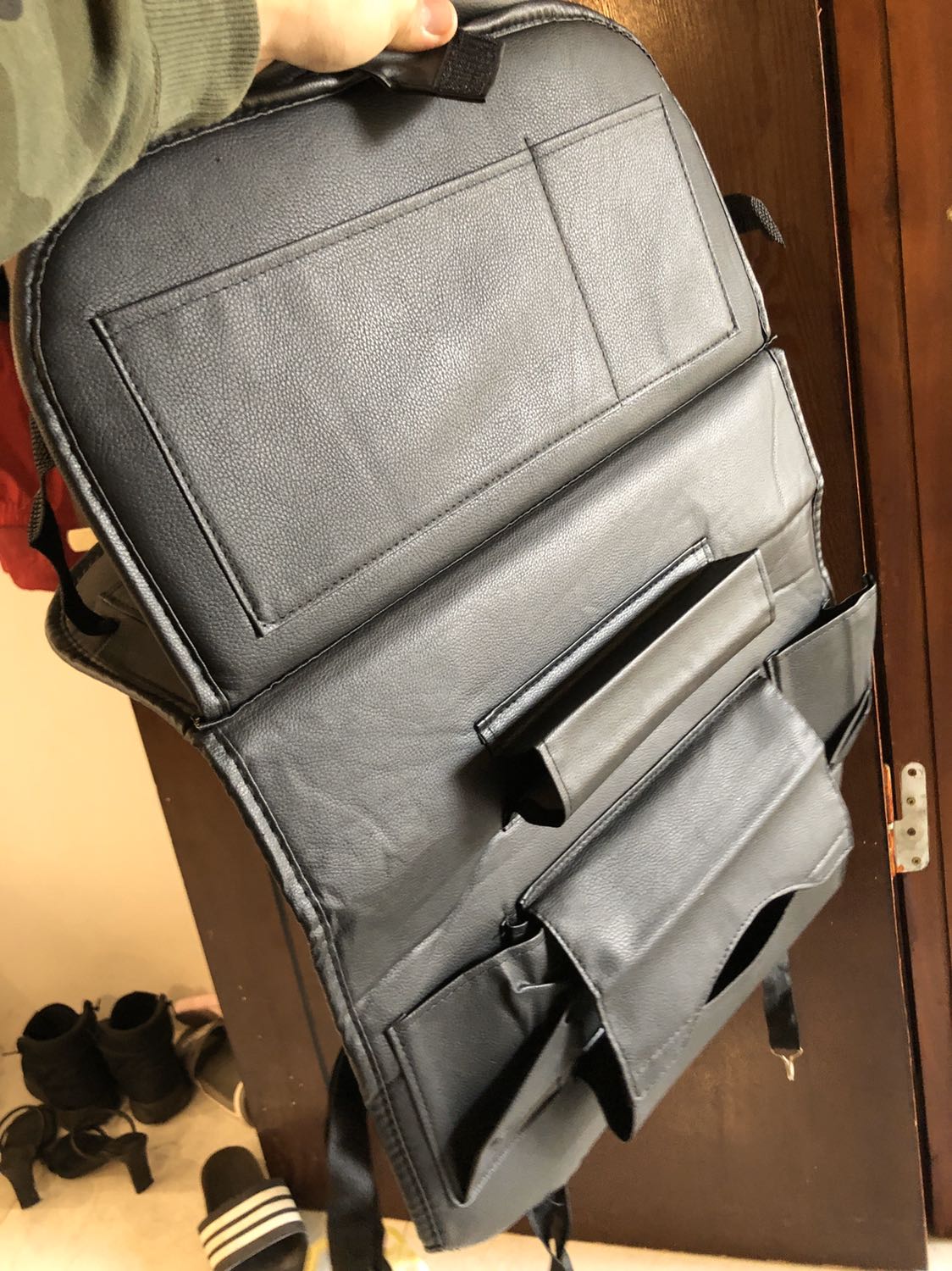 Hàng dựng theo ảnh mẫu, chất lượng tệ hại, cầm bèo nhèo rẻ tiền. Đang có việc cần mà đặt mua phải món này đúng là rước công bực mình vào người.