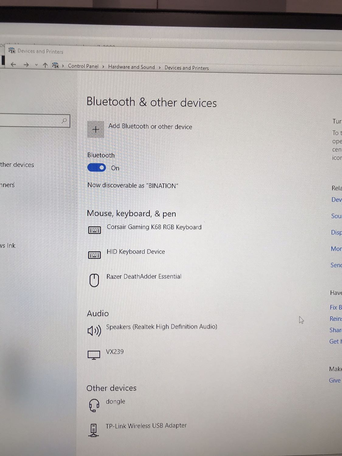 Mình vừa mua sản phẩm, cắm vào máy tính thì máy có bluetooth. Nhưng khi tìm kiếm và ghép đôi với thiết bị khác thì lại không được. Mình đã thử ghép với loa, điện thoại, laptop nhưng không có thiết bị nào ghép thành công cả. Cắm vào máy tính thì usb hiển thị tai nghe bluetooth tên dongle gì đó như hình.