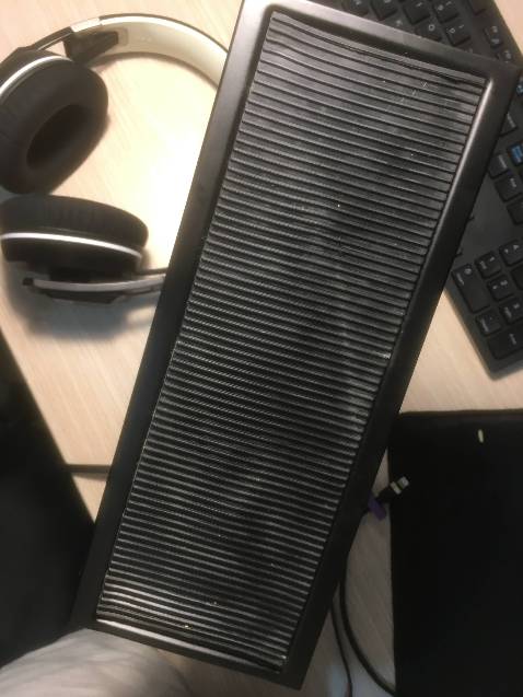 Mình chọn sản phẩm này thay vì mẫu KBD 16A1 là vì nó có thương hiệu, dù hai mẫu đều sx ở TQ và mẫu này có giá gấp đôi, ngoài ra thì trên ảnh, tấm cao su của mẫu cũng đều, đẹp và miếng cao su được cố định ngầm xuống dưới so với mẫu kia.

Tuy nhiên, sản phẩm mua về thì mình hơi thất vọng:
- Sản phẩm tạo khớp để thay đổi chiều cao bằng cách khoét thép từ tấm thép dưới lớp đệm cao su dẫn đến cảm giác cầm trên tay hơi ọp ẹp, với người mang giày có đế lồi lõm mà tì chân lên thì dễ tác động xẫu đến miếng cao su. (cái này là do thiết kế nên mình không trách phía shop). Nên ban đầu mình dự là đánh giá 4 sao cho sản phẩm.

Nhưng do hai vấn đề sau nên mình đánh giá sp còn 2 sao:
- Miếng cao su khá xấu, chất lượng hoàn thiện kém, vân cao su không đều, còn nhiều chỗ lồi và thừa, góc cao su còn bị bung khỏi lỗ cố định dù mình đã cố ép nó vô. 
- Sản phẩm rất bẩn, không giống như bị bụi mà như đã đem ra ngoài sân cho người khác thử với giày dép đạp lên vậy.

Mình mua 2 sp, gồm capo và cái kê chân này, capo thì mình rất hài lòng nhưng mong shop chú ý rút kinh nghiệm để sản phẩm cung cấp đạt chất lượng tốt hơn.