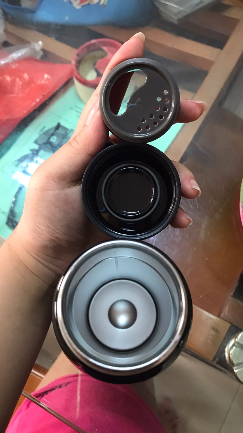 Tiki giao hàng khá nhanh, sau 1 ngày là nhận được. Còn được tặng kèm 1 dãy tag để ghi tên lên nữa. Bình xài chất lượng, giữ nhiệt tốt, lúc nhận bình trộm vía mình không nghe mùi nhựa gì hết. Bình khá là dễ trầy nên high recommend các bạn nên mua màu đen, vừa sang vừa sạch. Thế thôi, chất lượng ??