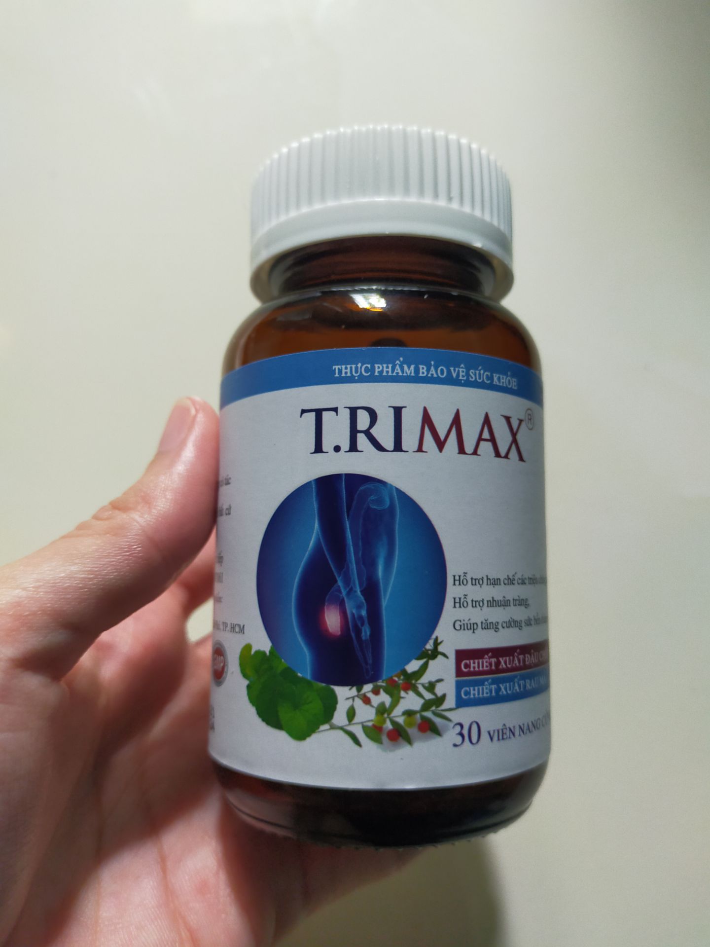 Shop đóng gói kỹ càng. Giao đầy đủ sản phẩm. Hỗ trợ tư vấn cho mình khá tốt. Sau 1 tuần dùng sản phẩm uống thì mình chưa thấy hiệu quả rõ rệt chắc phải dùng thêm, và phần nắp lọ thuốc khá lỏng. Còn kem bôi thì thơm, mát và trơn mượt nha. Kem bôi khá ok. Giao hàng khá nhanh.