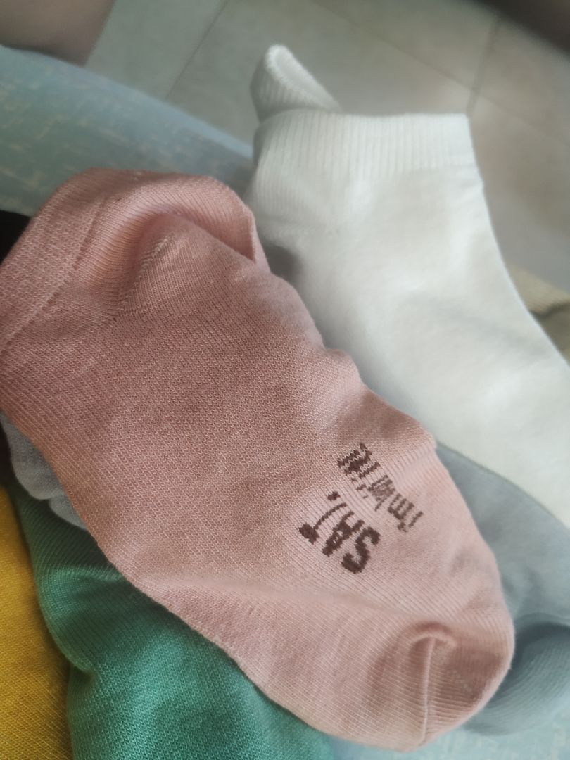 nhìn đẹp và khá chắc chắn, màu sắc toàn màu đáng yêu, tất ngắn ngang mắt cá chân, quá ổn so với giá thành