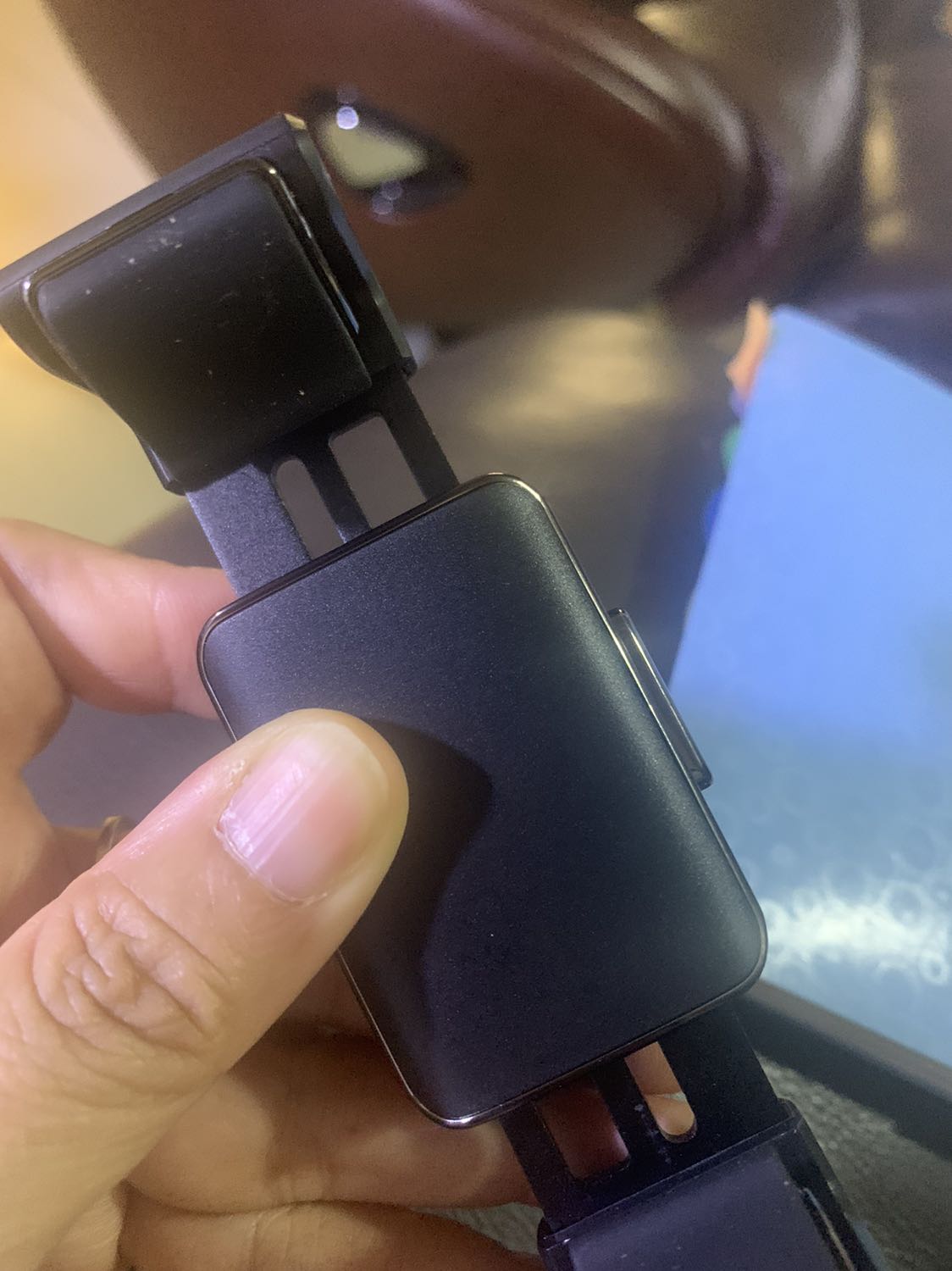 Nhìn ổn có vẻ chắc chắn, phần giữ hai miếng kẹp là cao su nên giữ điện thoại khá chắc. Mình hài lòng