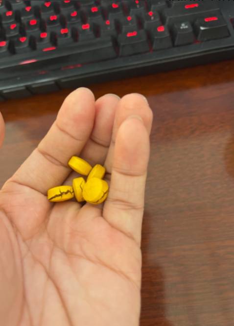 mở nắp được tầm 2 tháng là thuốc bắt đầu thấy bị nứt. mặt thuốc đốm đen. mình bảo quản cẩn thận không bị hở nắp thuốc ở trong phòng mát vì mình bật máy lạnh 24/7
nhắn tin cho shop thì trả lời rất chậm. chắc phải bỏ hết số thuốc còn lại