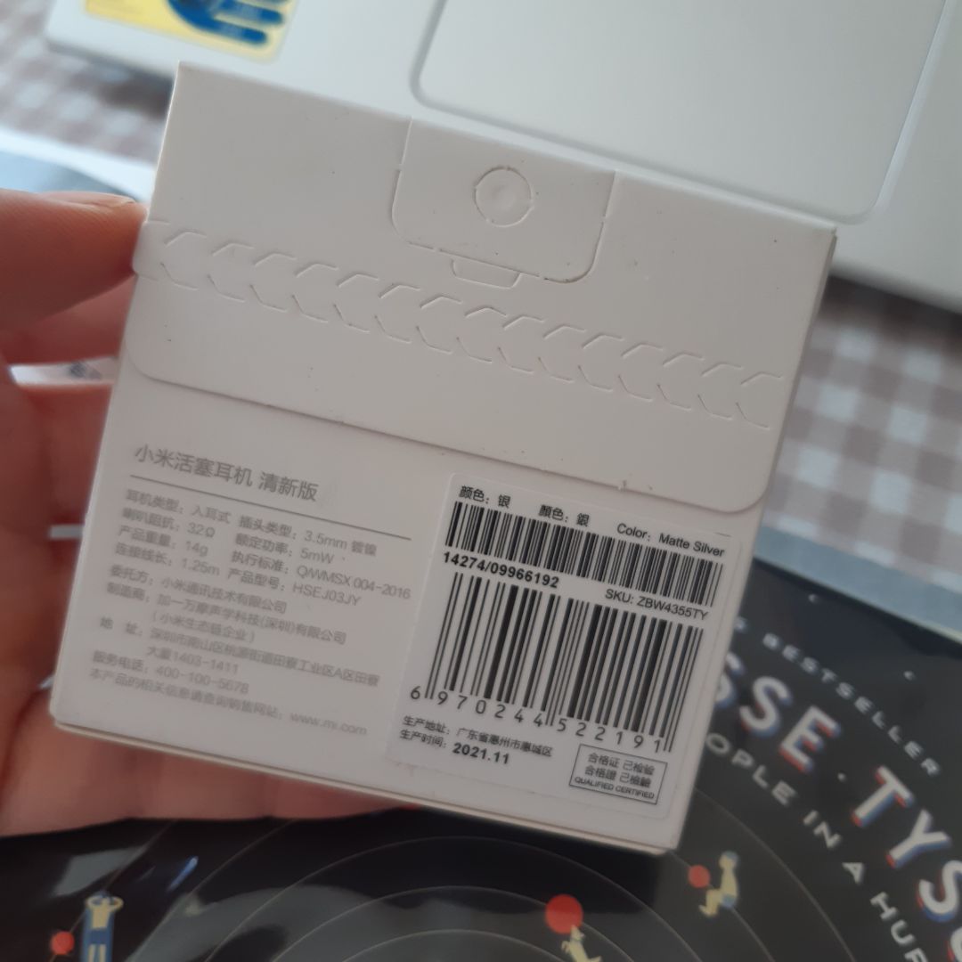 tai nghe xinh xắn giá hssv và chất lượng thì ổn áp nha mình nghe thử của em họ mình rồi mới mua. hãng có tặng kèm thêm 2 cái đệm lót tai thay khi cần nữa. Âm thanh rõ ràng ko bị chói tai nha. phù hợp với học sinh sinh viên nghe nhạc, xem phim. có nút skip nhạc và có mic nè. shipper giao hàng dễ thương lắm, tiki gói hàng ko xài nhiều nhựa nhưng hàng vẫn đầy đủ k bị lỗi gì cả. giao hàng siêu nhanh trùi ui sáng hqua đặt là sáng hnay nhận đc rồi quá là ưng đi thuiiiii