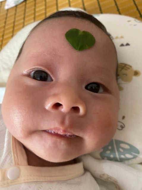 Thật sư không hối hận khi mua trọn bộ 3 quyển sách, dù ai k cho con theo easy vẫn lên mua vì có rất nhiều kiến thức bổ ích trong việc nuôi dạy trẻ sơ sinh. Con mình hiện h đã được 1 tháng 18 ngày và kiến thức trong sách đã giúp mình rất nhiều trong việc chuẩn bị tâm lý khi nắm bắt được hành vi của con từ đó quan sát và điều chỉnh kịp thời. 1 trong những điều mà mình thấy quan trọng nhất của việc nuôi con và rèn con tự ngủ và rèn con ăn. Học và đọc thật nhiều giúp mình không hề bị stress khi nuôi con. Mình rất cảm ơn các tác giả và cảm ơn vì mình đã mua bộ sách này từ trước khi sinh❤️