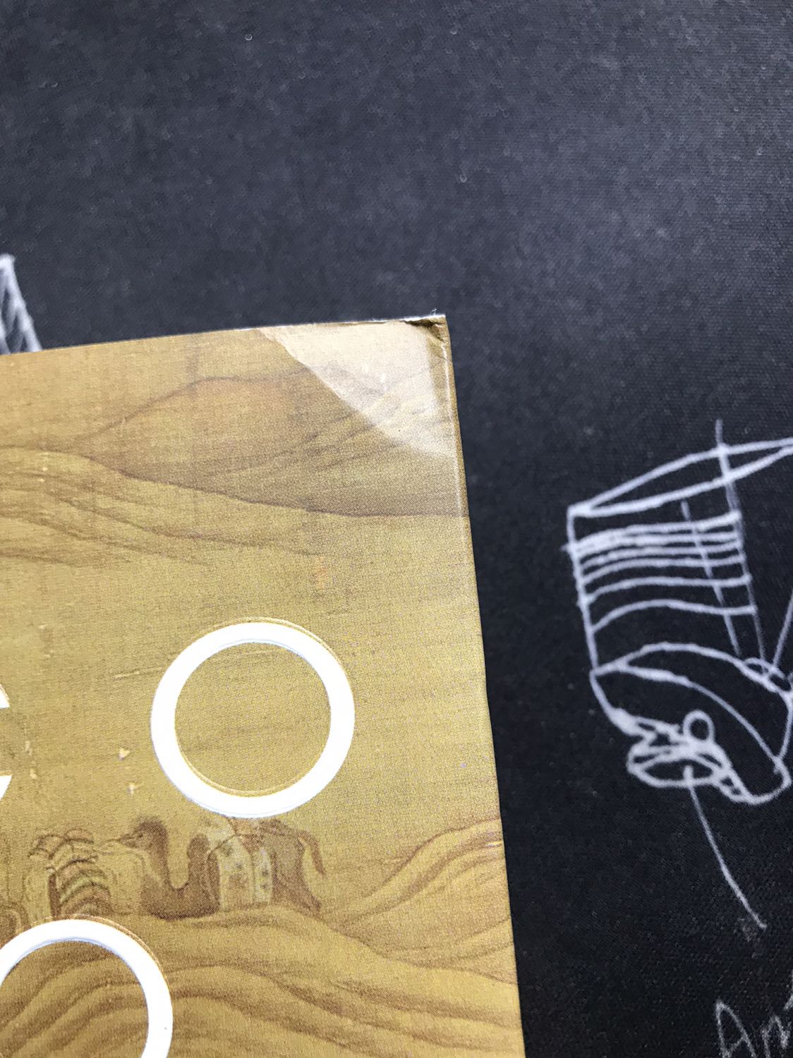 Không bàn đến nội dung. Một cuốn sách mình trong chờ bấy lâu thì tiki lại giao cho mình một cuốn sách chất lượng thế này. Mình thật sự rất không hài lòng về việc này và cần tiki giải quyết sớm.