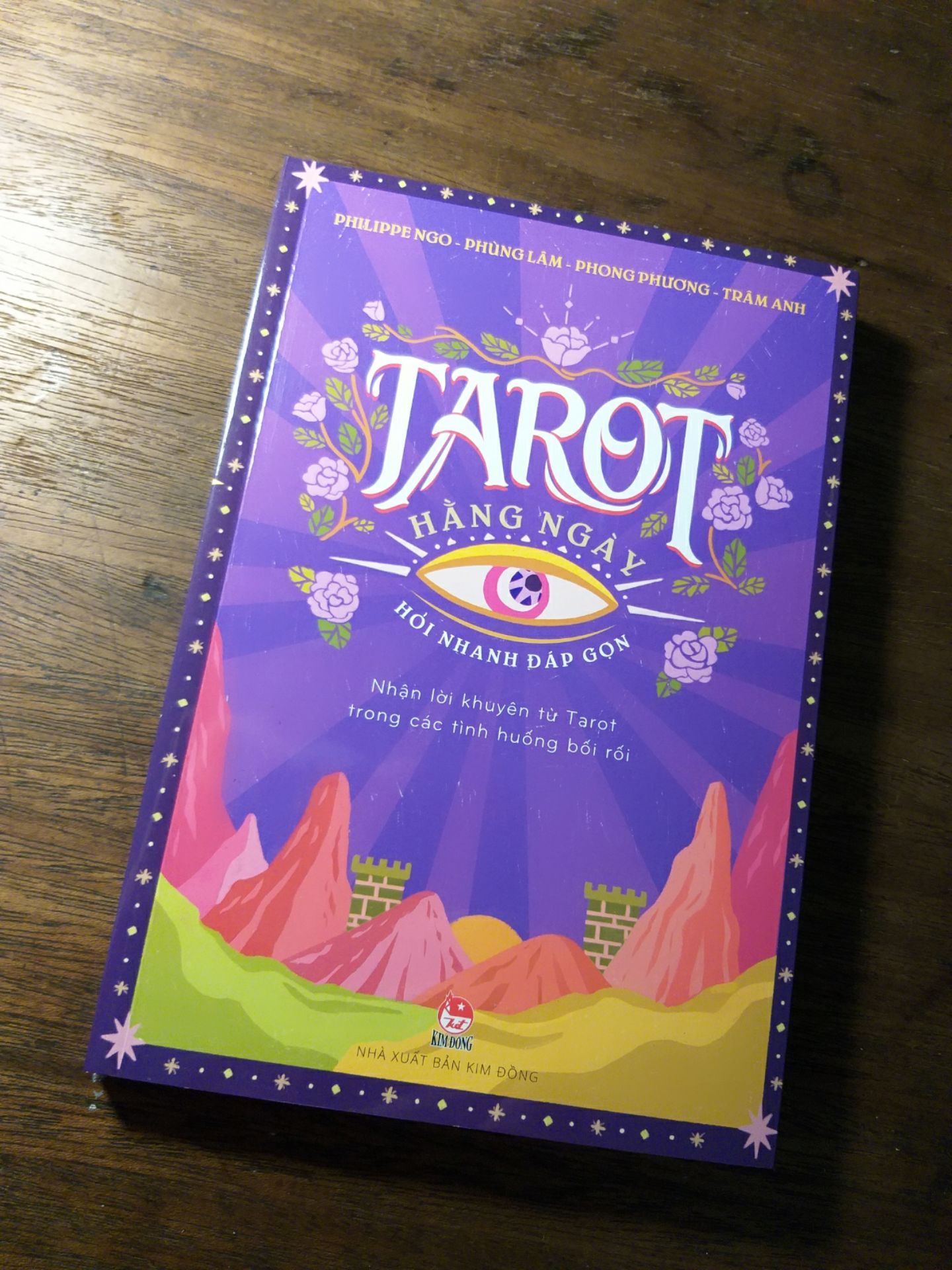 Nếu các bạn còn đang băn khoăn không biết nên bắt đầu với tarot từ đâu thì nên xem qua cuốn sách này. Quyển sách này không quá nặng về tính lý thuyết hàn lâm như đa số các sách về tarot khác trên thị trường mà mang phong cách vui vẻ, dễ thương và đơn giản hơn. Qua đó, các lá bài không còn bí ẩn cao siêu nữa mà trở nên thật gần gũi với cuộc sống. Sách chỉ đề cập tới 22 lá Ẩn chính thôi nhe. Chất lượng giấy tốt. Fahasa đóng gói khá cẩn thận.