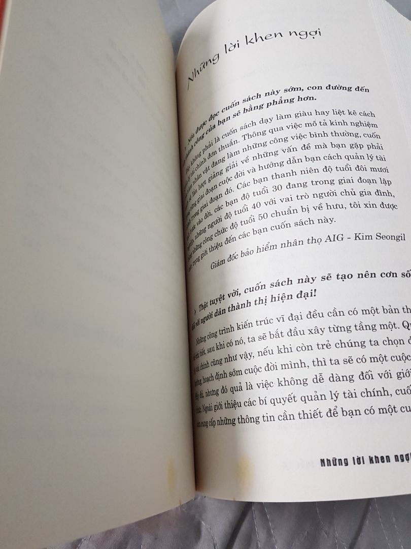 chất lượng giấy rất tệ, mua sách mới mà quá nhiều trang bị ố vàng.