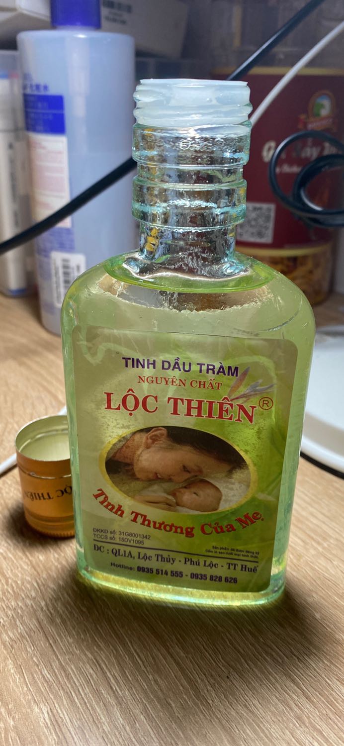 Sản phẩm tốt, vì đặt tikinow nên giao siêu nhanh như chớp luôn. Chỉ có 1 điểm trừ là về nắp chai thiết kế vặn nhưng lại ko vặn chặt được mà chỉ tháo ra tháo vô thôi, hơi lỏng nên dầu hay bị đổ nếu ko để ý. Nhưng chất lượng ok thì chấp nhận được, mong sản phẩm được cải thiện chỗ nắp đậy để người dùng bảo quản được tốt hơn