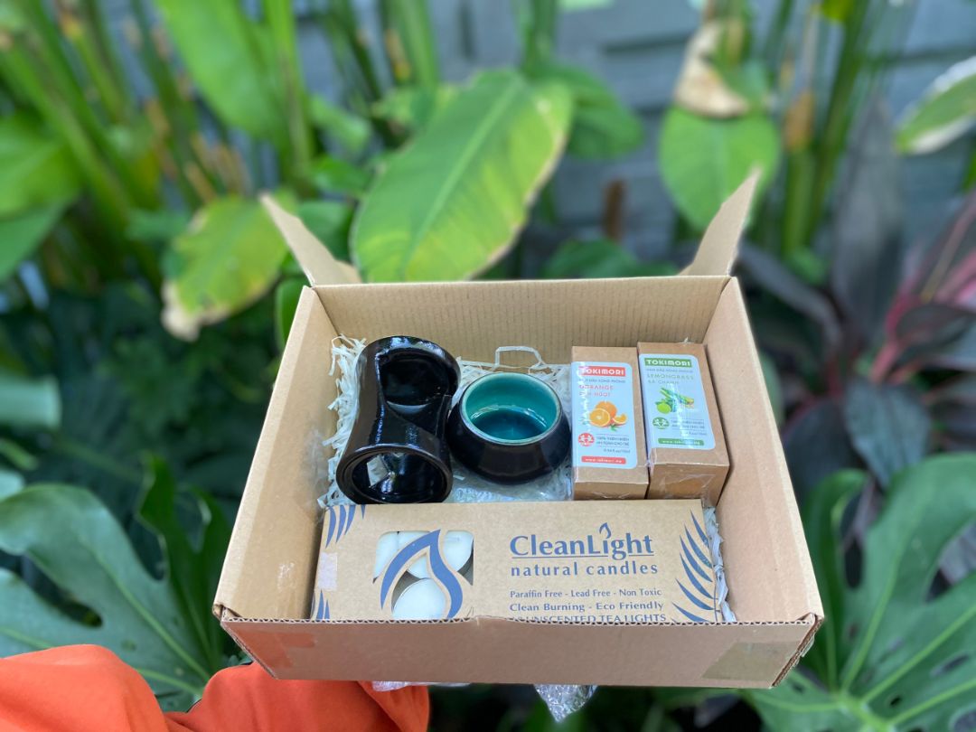 Ta nói bộ "đồ nghề" đẹp xinh lung linh luôn đó trời, khi mở gói hàng ra thấy xinh quá nên phải chụp lại, cơ mà dùng xem thế nào mới feedback.
Tinh dầu rất thơm nha quy' zị, rất thích hợp để chụp ảnh sống ảo và chill chill hehe. Nhất định sẽ mua thêm để tặng bạn bè, riêng tinh dầu thì đã "lọt hố" nên từ giờ chỉ mua loại này. Quá đã!!!