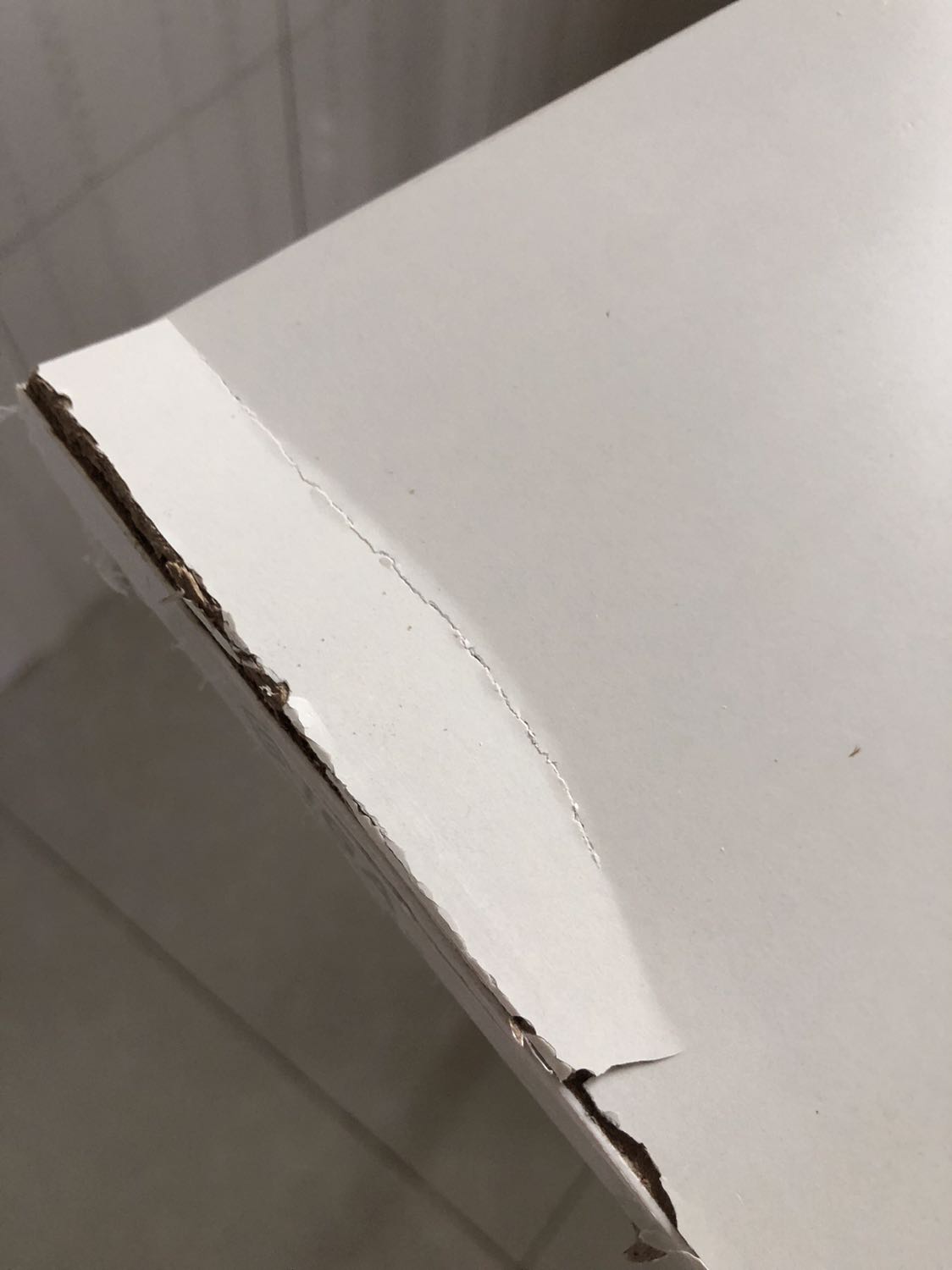 Khuyên mọi người đừng nên mua hàng, sản phẩm cực kì tệ, hàng lỗi mà dám đem giao có khách hàng, mép bàn bị téc và sơn lỗi phù lên như thấm nước lâu ngày, cạnh bên kia thì bị gãy 1 góc, chân bàn thì bị kênh cả 2 bên ( mọi người nhìn hình thì sẽ rõ). Ko biết shop nghĩ gì khi đóng gói 1 sản phẩm lỗi chất lượng và độ hoàn thiện kém như thế này để giao cho khách hàng, mình khuyên mọi người ko nên bỏ tiền ra để mua hàng của shop vì đơn giản là bán hàng ko có tâm ( đem sp lỗi đóng gói và giao cho khách hàng, quá thất vọng)