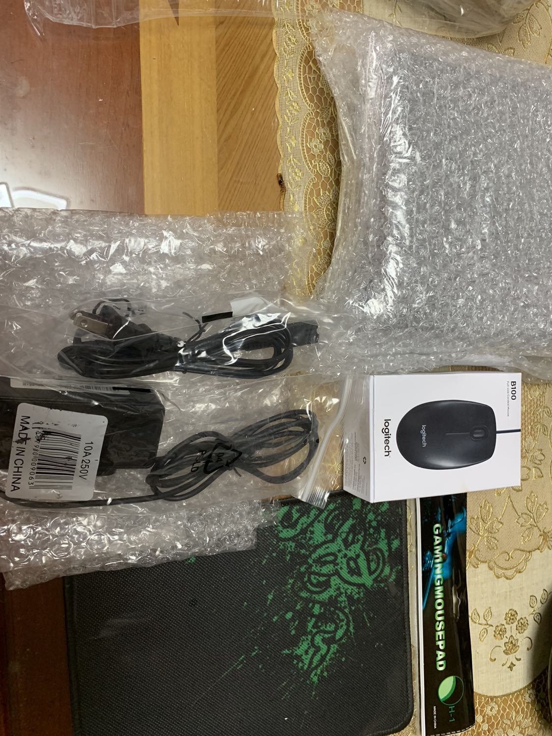 Hàng đóng gói quá xịn. Máy đúng như mô tả. Chưa cắm vào để check cấu hình nhưng được chất lượng và đầy đủ phụ kiện.