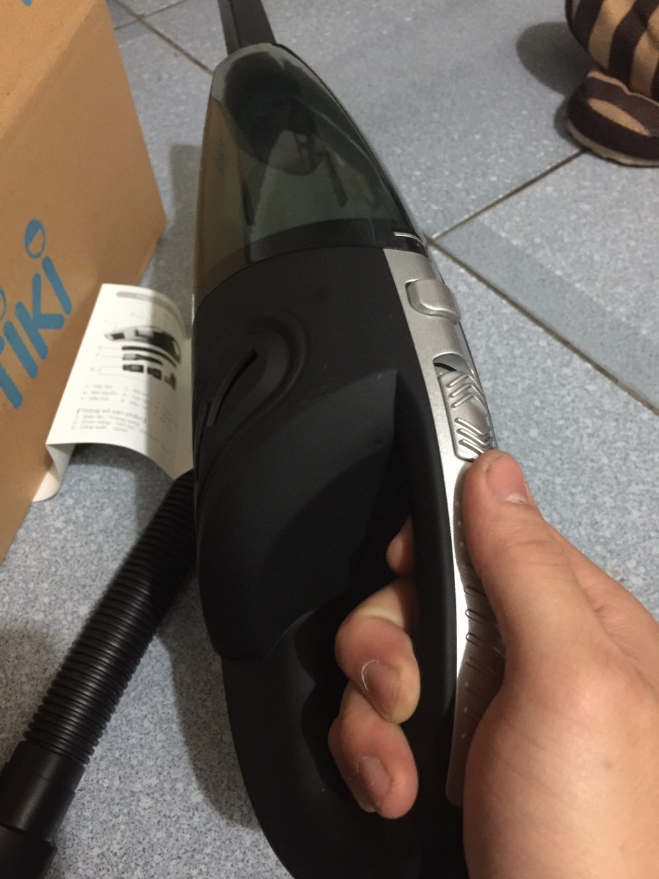 thực sự cũng không định mua hàng qua mang đâu, nhưng vì môt số lí do là lười quá nên mới chọn tiki làm nơi gửi gắm cho lần mua đầu tiên này , máy hút bụi trước mình mua ngoài cửa tiệm giá cả cao hơn rất nhiều nhưng về dùng thì thực sự lại đem lại bất tiện 
Gia đình có con nhỏ mà cái máy nó kêu cả quận nghe thấy =(( mỗi một lần hút bui là y như rằng phải nhốt con lại trong p cho nó khỏi nghe khỏi khóc vậy , nhận đc sản phẩm của shop thì điều đầu tiên mình thấy là sự chuyên nghiệp trong khâu đóng gói , máy bên trong được đóng gói rất gọn và không hề có vết xước nào trong quá trình vận chuyển giao nhanh đến mức mình còn giật mình . sáng đặt hàng , thì hôm sau đã " anh ơi anh có đơn hàng r ", thần tốc thực sự . Mình mua thì mình chỉ mong được khỏng 80 % như hình và mô tả nhưng thực sự nó vươt trên sự mong đợi , không phải nói quá 
chứ máy cầm sang cả tay , mình vác cả máy đi làm mà cũng rất vừa vặn không bất tiện gì . baath máy lên để hút thử thì máy chạy êm như ru , vừa bế con vừa hút bụi mà thằng cu nó ngủ ngặt nghẹo trên lưng , cũng chả phải lúi húi cúi người đau cả lưng tại có cái vòi hút hay quá à , chỗ nào cũng luồn được. Cái anh máy này trông nhỏ mà võ kinh lắm , hút cực mạnh luôn , có khi còn hút được cả người ý chứ . Mình định mua thử vì trời lạnh quá lười ra ngoài nhưng giờ thì biết chắc phải mua thêm cái nữa cho thầy me mình dùng . Cũng từng bán hàng mà chưa thấy quyển sách hướng dẫn nào có cả tiếng việt cả chứ không như lần trước mua ngoài tiệm về lúi húi tiếng đồng hồ mới ghép hình xong cái máy hút bụi cồng kềnh,  shop uy tín thât sự đấy =)). Sory vì mình nhận xét hơi dài dòng nhưng làm cửa tiệm có nh thời gian rảnh mà lại không viết ra cho lần đầu mua sắm online thế này  thì hơi có lỗi với sự tận tình của shop và sự chuyên nghiệp của tiki, phiên bản kia mình chưa có thử qua, chắc lần tiếp theo sẽ làm môt cặp về cho đủ bộ . Chúc shop làm ăn phát đạt nhé. mình hỏi tư vẫn hơi nhiều mà vẫn cố giảng dải cho mình là thấy tận tâm lắm , chỉ mong có 10 sao để đánh giá chứ 5 sao thì hơi ít =)). mong sẽ có nhiều sản phẩm tốt để mình mua nhiều hơn như cái máy này.