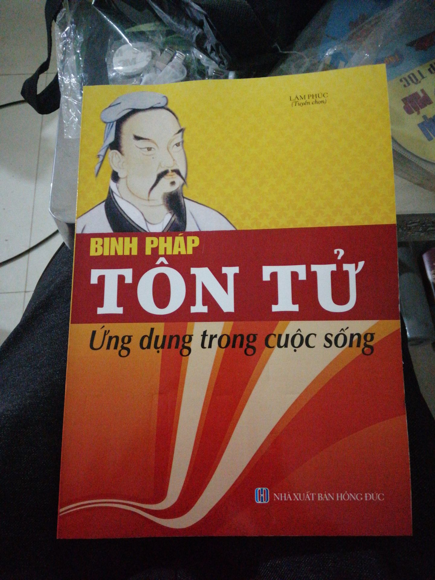 Nội dung ổn, nhưng chất lượng sách dường như không phải sách gốc, tuy nhiên sách hiện tại khó kiếm, bản pdf tự in đóng gái lu bu, nên mình ủng hộ 4 sao.