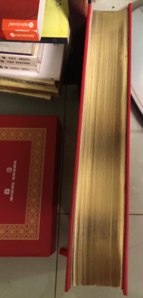 Sách giấy mỏng lại phết nhũ vàng, dính ko gỡ được. Cứ 2 trang chập 1. Ko biết ông bà nào nghĩ ra sáng kiến phết nhũ cho giấy pelure.