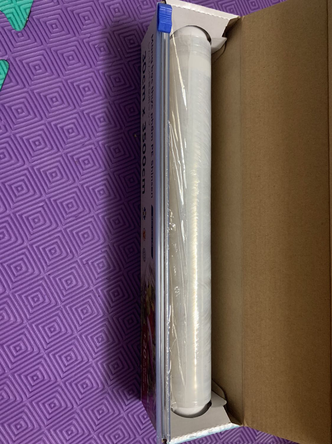 Cũng được. Sử dụng tạm ổn. Lúc kéo màng ra khi cắt xong nhớ vuốt lại cho màng dính lên thanh cắt, chứ ko thôi nó dính vô lại cuộn thì lấy ra rất cực