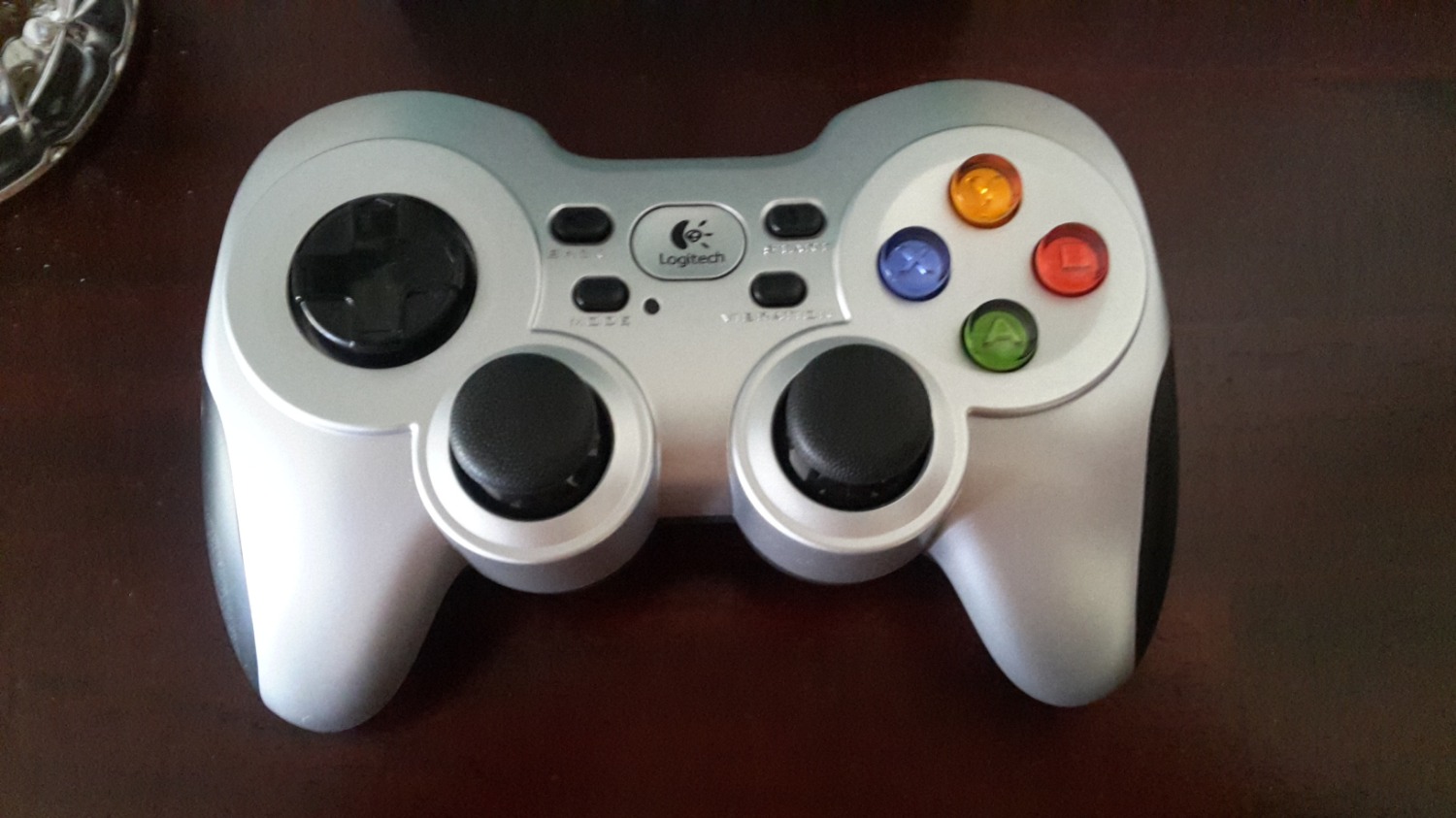 Mình mua tay cầm này để cả nhà chơi các game trong Google Games trên tivi Sony. Các việc điều khiển đều tốt, nhanh, có thể dùng để điều khiển luôn tivi. Lưu ý là nên để đầu USB  kết nối với tivi để nhận tín hiệu ở nơi thoáng, không bị che chắn để việc kết nối tín hiệu tốt hơn.