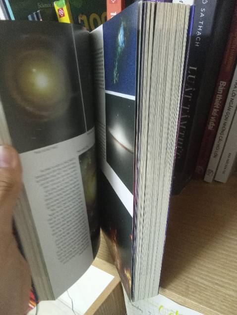 Sách dày hơn 600 trang, có nhiều ảnh màu, giấy tốt, nội dung rất hay và cuốn hút. Ai đam mê thiên văn học mà thích đọc kiểu văn lãng mạn 1 chút thì nên mua nhé