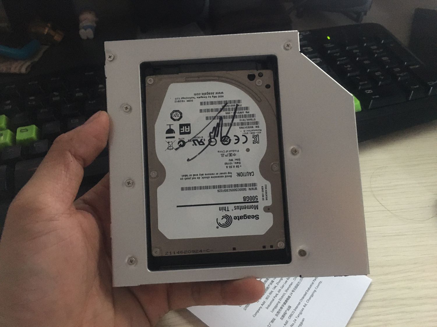 Đã nhận hàng
Chất liệu đẹp, bền, hoàn thiện chắc tay
Có 2 con ốc để lắp
Bạn nào khi bắt ốc nên đè phần đuôi ổ cứng xuống sẽ xiết đc ốc nha. Đã nhận hàng
Chất liệu đẹp, bền, hoàn thiện chắc tay
Có 2 con ốc để lắp
Bạn nào khi bắt ốc nên đè phần đuôi ổ cứng xuống sẽ xiết đc ốc nha.