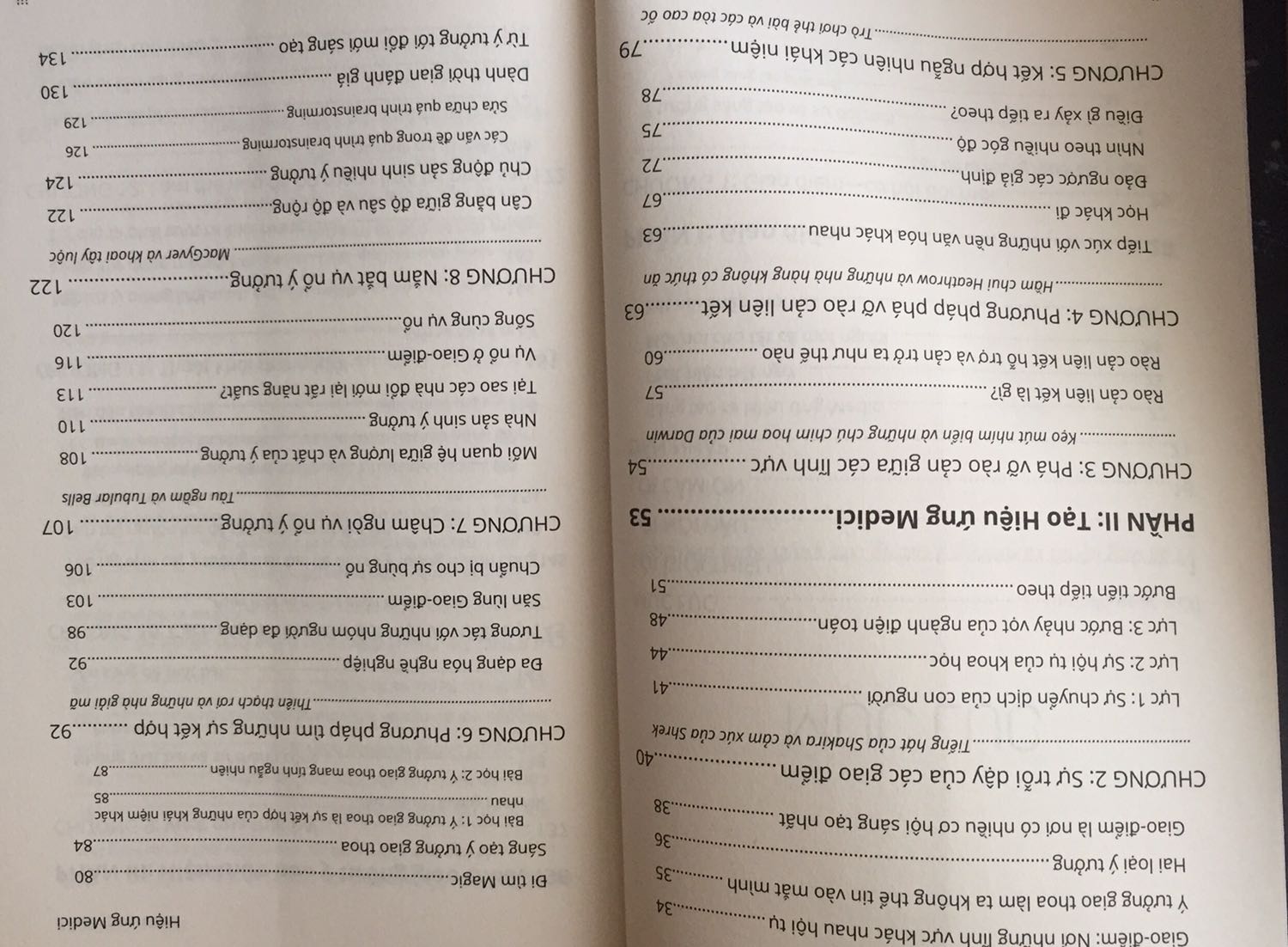 - Sách viết khá dài dòng, hàn lâm & phức tạp hoá vấn đề, nhất là phần phương pháp. Chắc hợp với dân nghiên cứu, thích dẫn chứng khoa học. Tuy nhiên cũng có vài ví dụ thực tế hay.
- Nội dung đơn giản là cởi mở tư tưởng, thường xuyên động não, tập giải quyết vấn đề bằng cách kết hợp kiến thức từ đa ngành & đa văn hoá, đừng e ngại ý tưởng kỳ quặc.
