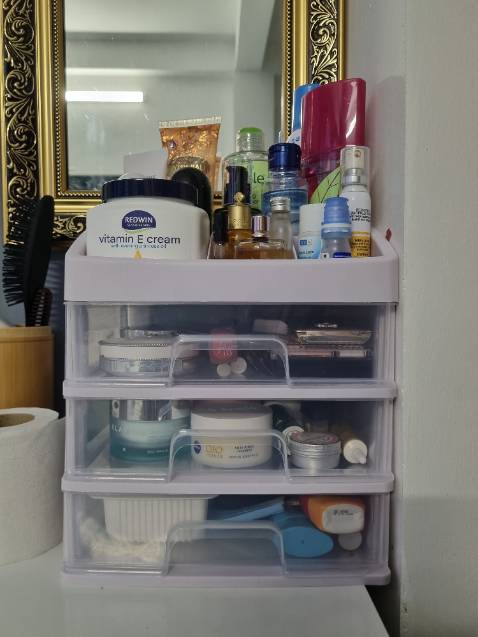 Nhìn chung cũng ổn, đựng đc nhiều. Cơ mà lúc giao cho mình bị bể hết 1 góc. Màu nhựa hơi tím tím, chứ ko phải trắng như hình minh họa.