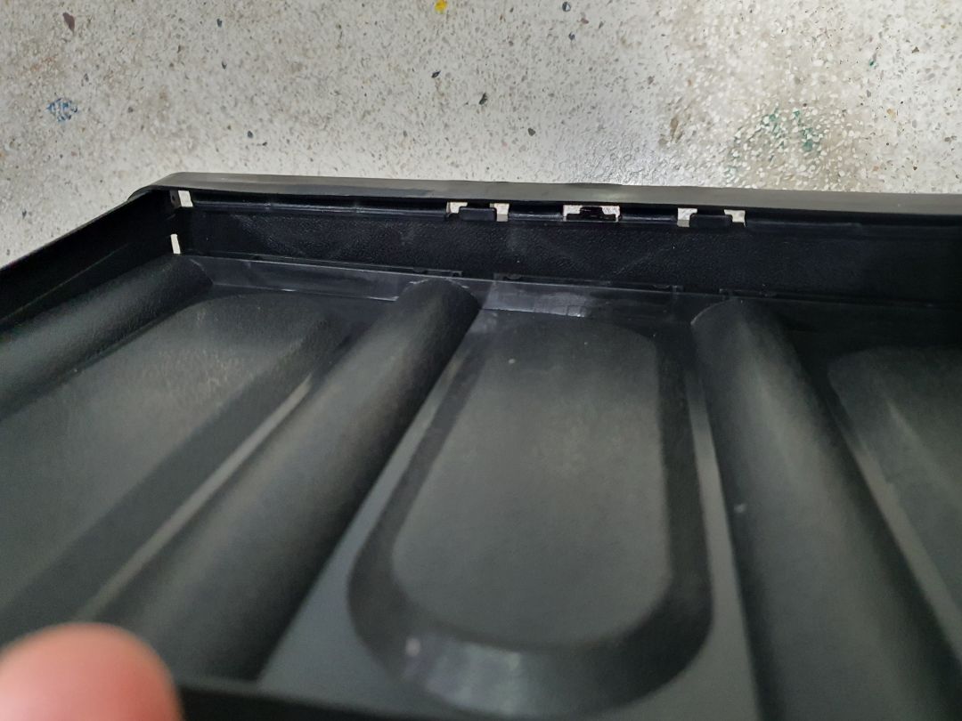 Sản phẩm đúng hình, giao đủ, đúng hẹn. Có điều chất lượng không như mong đợi (không tương xứng với số tiền lắm)
- Mình chụp kỹ các khớp nối để các bạn hình dung liên kết và chất lượng vật liệu.
- Không ngồi, đứng lên được nhé. Thử tải cái nó khêu khóc ngay :)

Không vì nhu cầu gập gọn khi không dùng thì không nên chọn sản phẩm này (có lẽ tiền nó nằm ở đó).
3* cho sản phẩm và 4*+ cho các dịch vụ kèm theo khác.