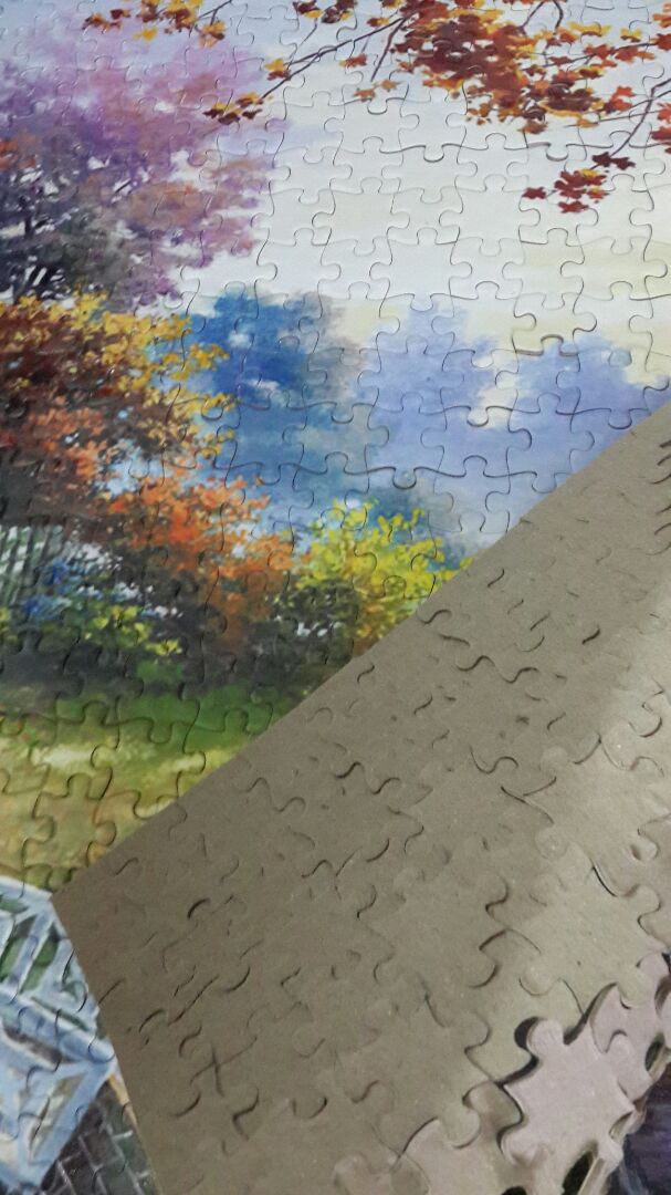 rất khó ráp. giấy ko tốt
giấy mềm mềm, ko dính chắc; phần cắt sẽ ko có sự khác biệt ráp sao cũng dính với nhau nên khó phân biệt. ráp dính với nhau thành 1 bức tranh mà mềm nhão ko dính chặt