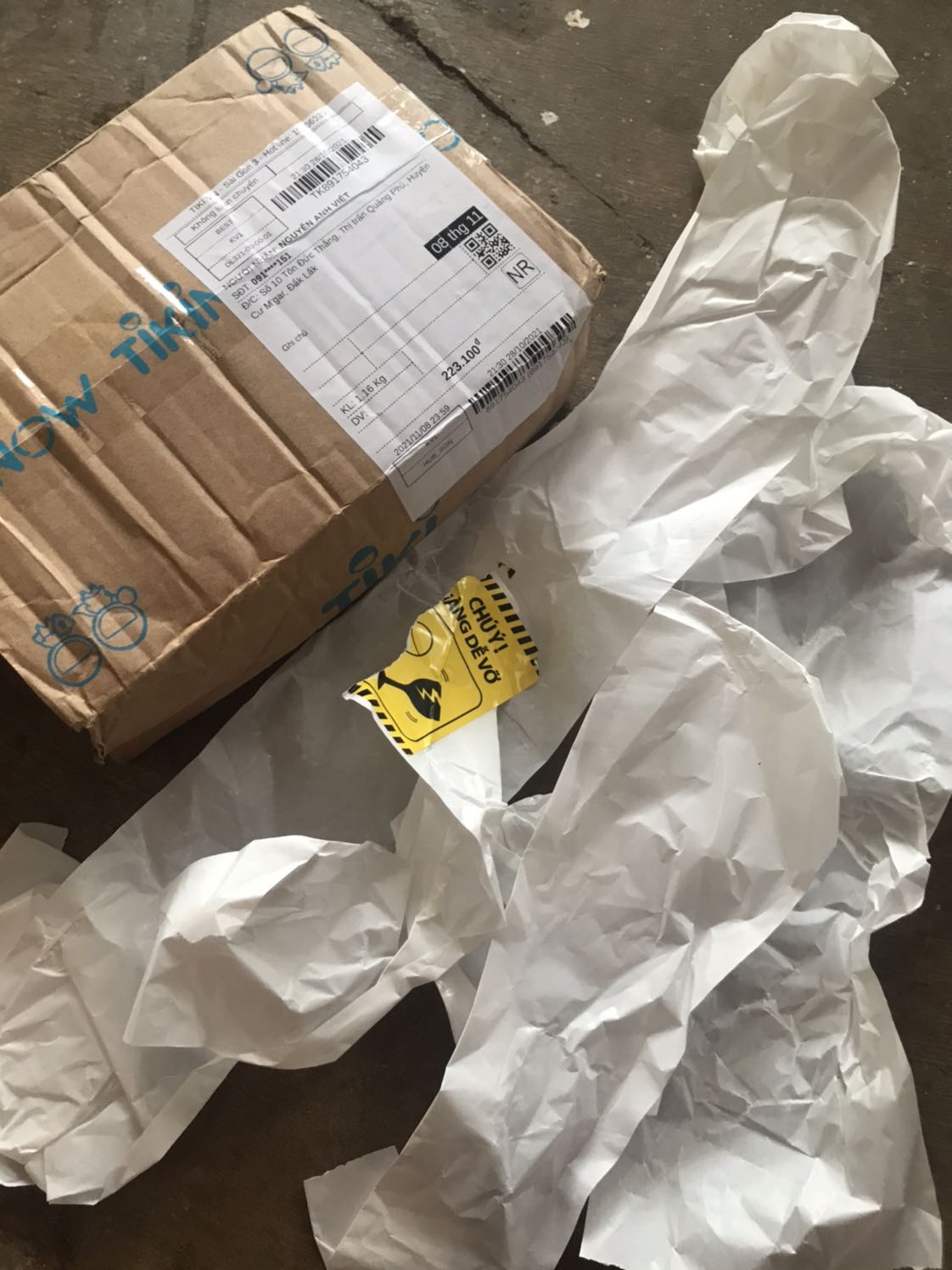 Nội dung chưa đọc nên k đánh giá. Sách đẹp. Nhưng gói hàng hơi tệ. K có kê bằng xốp để vừa vặn trong hộp. Xộc xệch. Hộp khi nhận thì móp méo. Sách bên trong thì gãy góc. Có quyển còn rách 1 chút nữa. K biết tại sao lại nhét kèm mấy tờ giấy màu trắng rách tươm vào hộp, k có tác dụng gì vì quá ít k chêm đc góc sách