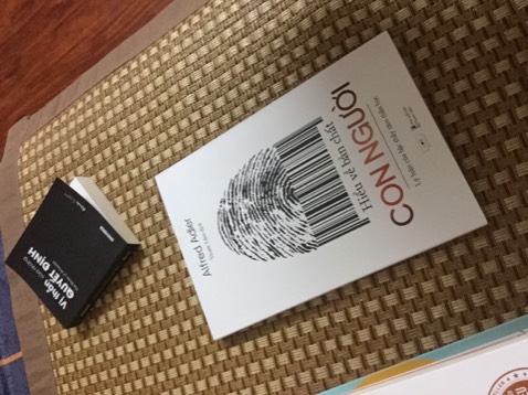 Update sau khi đọc xong Chương 2: Đây là cảm nhận của riêng mình: sách được dịch rất tệ, và khiến người đọc khó hiểu với những từ ngữ rất thô và hơi tối nghĩa, như kiểu sách được tác giả ném vào Google Dịch xong rồi chỉ sửa lại đôi chút thôi vậy, mà khi đọc ngay cả mình, một người không giỏi về hành văn cũng thấy rằng có những từ có thể dùng bằng từ khác hay hơn, dễ hiểu hơn và sâu sắc hơn nhiều, hay có những câu có thể ý của câu đấy là như vậy nhưng có thể dùng một cách diễn đạt khác ổn hơn. Người dịch có thể không có nhiều vốn từ vựng cũng như cách diễn đạt tốt, nên mình cảm thấy hơi thất vọng khi đọc, nói chung rất xin lỗi người dịch nhưng cảm nhận của mình là vậy, tất nhiên chỉ mới hết chương 2 thôi nhưng nhìn chung là sách dịch tệ. Còn mình cho 5 sao xuống 4 sao thôi ạ vì dịch vụ tốt của Tiki, với để cho các bạn muốn mua có thể tham khảo. Sẽ cập nhật tiếp khi đọc xong. T-T

Lúc nhận sách:
Quyển này tuy cũng không có bọc trong giấy bóng với lúc mở ra thấy cũng hơi bẩn tí mà lau cái là sạch ngay, nhưng mà vẫn mùi sách thơm phức sách vẫn mới tinh không một vết gợn nào, vậy là yên tâm rồi cảm ơn tiki ship cẩn thận chứ tôi mua 5 cuốn mà sách bị làm sao là tôi mất ăn mất ngủ ngay vì tôi thích sách mới tôi giữ gìn lắm, ôi cái quyển sách nghe tên thôi là đã muốn đọc rồi, muốn hiểu xem bản chất của tôi là gì hế hế xem là tốt hay xấu, chắc là tốt thôi vì tôi biết mà, vậy mà vẫn không có người yêu quá buồn