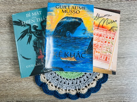 Thật sự là mua sưu tập nên chưa dám đọc, hihi, nhưng văn phong, nhân vật rất hay. Fan ngôn tình trinh thám thì mua thui. Nhưng xét về văn phòng, thiết lập nhân vật, bối cảnh các tiểu thuyết của Musso thì nhất định mua