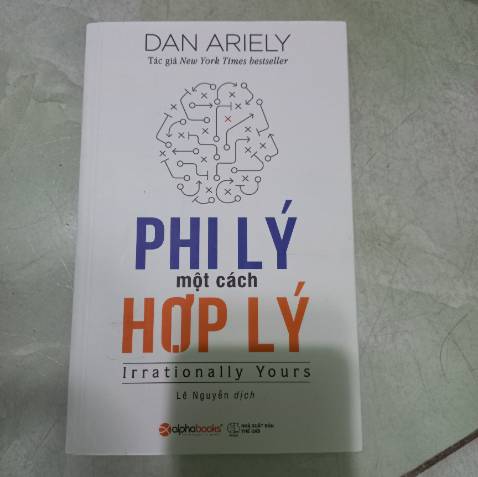 Sách rất hay các bạn ạ. Ai mê Dan Ariely thì nên sưu tầm đủ bộ của ông nhé, mình cũng đang st đây. 
Sách vẫn thơm mùi giấy mới, thích ghê luôn á