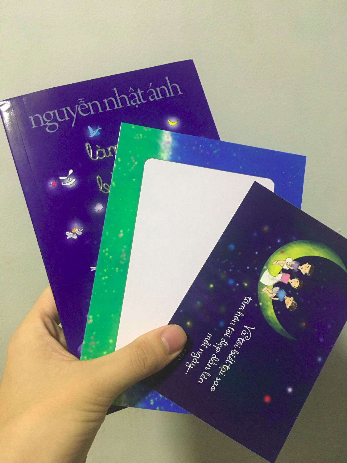 Dear Team,
Mình đặt sách với quà tặng kèm bookmark happy life nhưng lại giao sách cho mình cùng với cái khung gì đó mình không hiểu. Mong các bạn xem lại đơn hàng.
Mong nhận được phản hồi sớm. Cảm ơn Team.