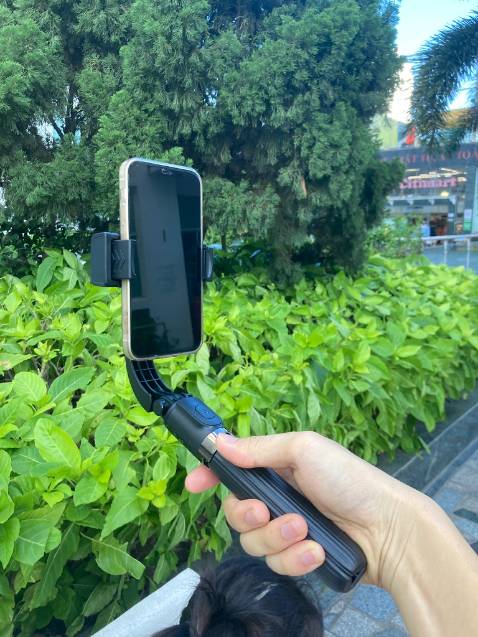 Đóng gói ok. So với giá tiền thì ok (tiền nào của nấy). Chỉ dùng được trong nhà nhé vì chân yếu, ra ngoài là gió rung liền (Nếu dựng đứng ở chế độ tripod. Chế độ gimbal thì gọi là có cho vui thôi chứ làm gì có được một cái gimbal ở giá vài trăm ngàn.