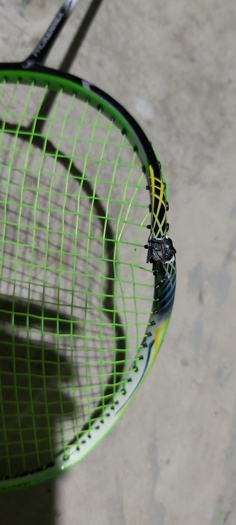 hi Shop, sản phẩm này mình mua mới chưa được 1 tháng, mà đã bị gãy như thế này. không va chạm mạnh, Shop check dùm lại và cis được bảo hành k ah. tks.