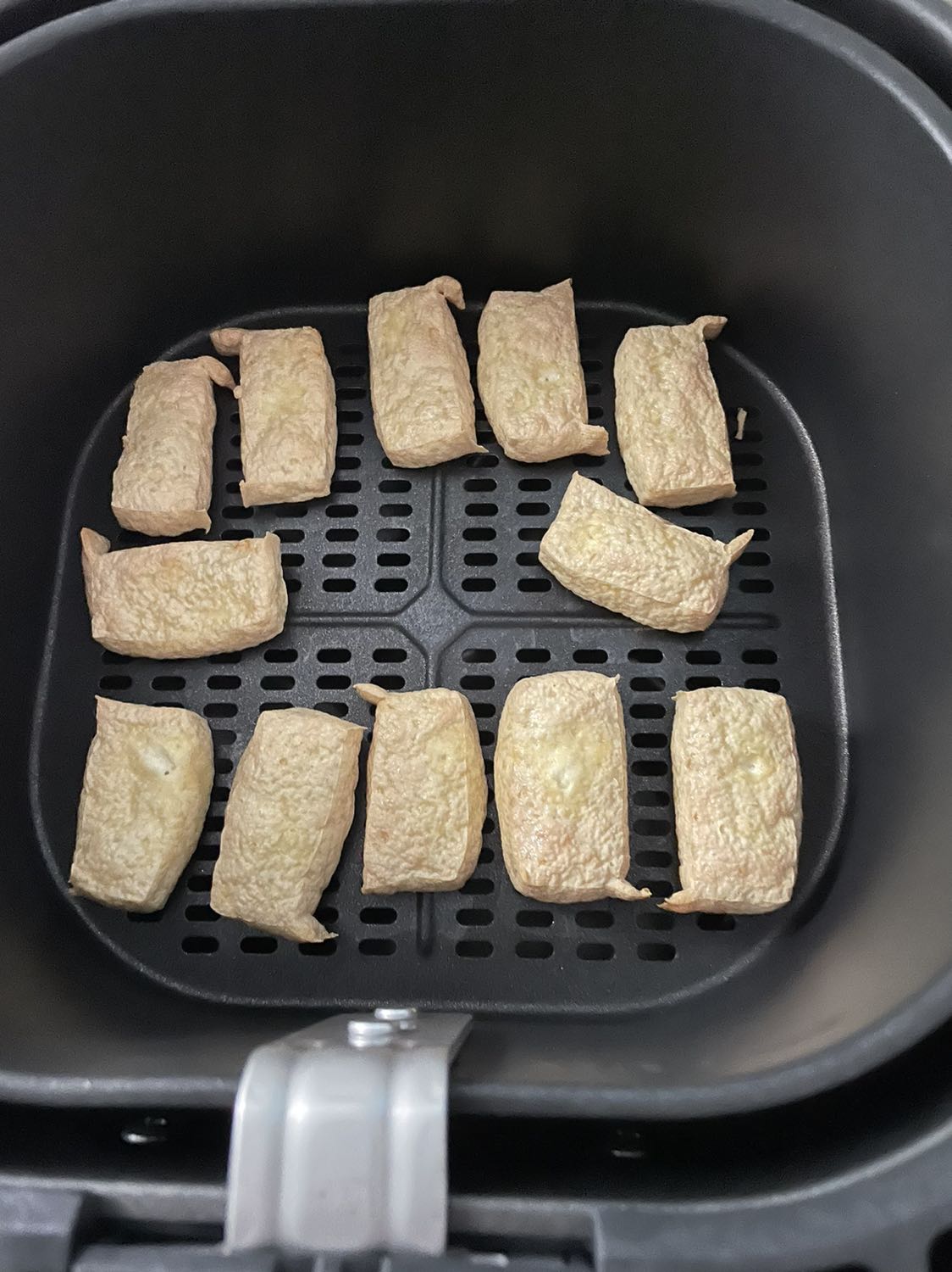 Thời gian giao hàng nhanh chóng chưa đầy 24h sau đặt hàng thành công. Sau trải nghiệm với món đậu hủ chiên với khuyến cáo 180 độ lửa, 11 phút, tôi chọn chia 2 lượt thời gian: 5 và 6 ph, không lật/trở đậu. Kết quả nhận được là da đậu giòn vừa, vàng, phồng ở tất cả các mặt đậu, thịt đậu mềm, mọng. Vì thích giòn hơn nên thêm 1 lượt lửa 180 độ trong 4 phút. Thành quả rất thích ý.