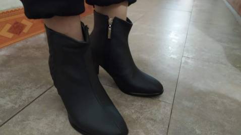 Mình mua cho mẹ mình mà da rất đẹp dáng không già quá k trẻ con. Da sịn lắm đi chắc chắn. Đế êm lắm nha đáng đồng tiền nha chứ mua mấy đôi bốt rẻ nhanh hỏng lắm ❤️❤️❤️