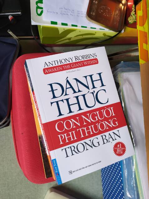 Sách bìa đẹp, nhưng chất lượng chưa phải quá cao cấp về độ bóng trơn có thể để lâu dài được. Nhưng sờ vào cũng rất thoải mái, không thô và ảnh hưởng đến tay khi đọc. 👍👍