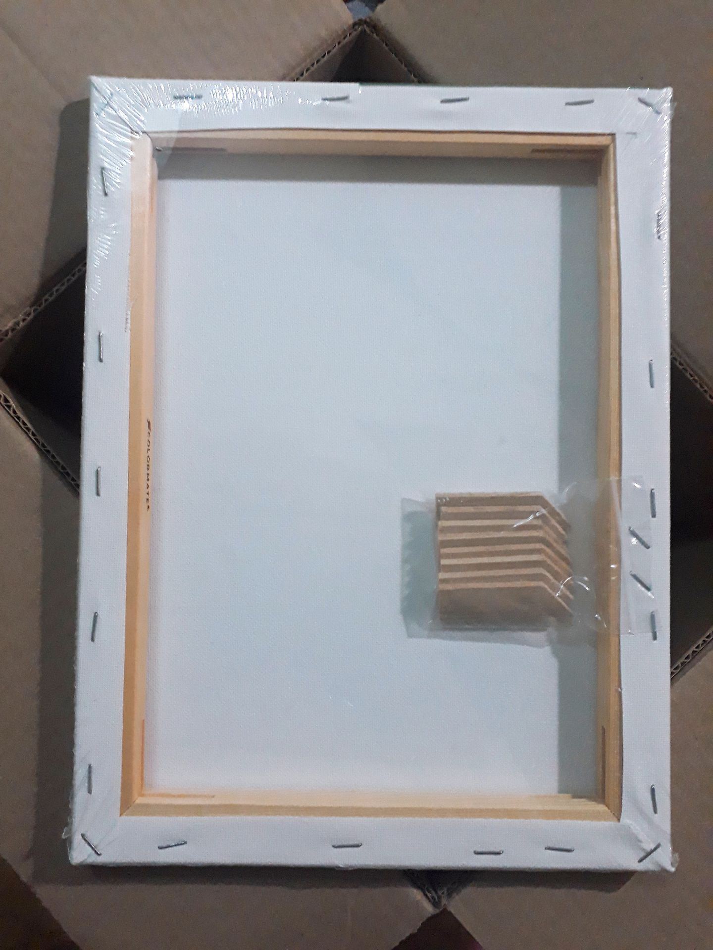 Mình nhận được hàng rồi và thấy rất hài lòng, mà mn cho mình hỏi với, những thanh gỗ nhỏ được ghim ở mặt sau khung để làm gì vậy ạ? Cảm ơn.