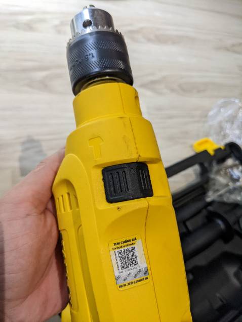 Nhận hàng mở ra máy bị xước xát, bẩn như hàng cũ mặc dù đầu khoan chưa dùng. Check code vẫn là hàng chính hãng. Khả năng là hàng trưng bày hoặc tồn kho mang ra bán.