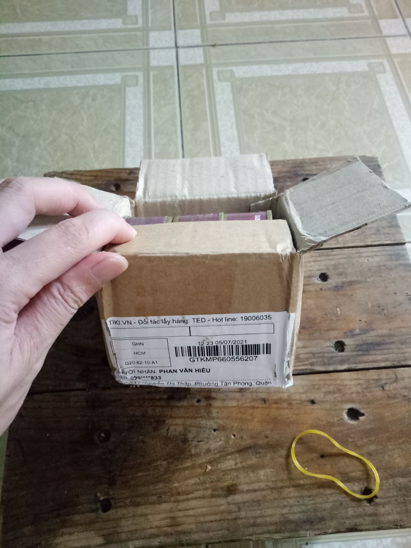 lần đầu tiên mở họp hàng ra cảm giác như bị ***, thứ 3 shipper giao hàng mình lu bu nhờ bạn nhận dùm, kết quả mở ra bình xịt thành 3 họp pate, rồi sáng thứ 7 này mới có giao nhận đến nhận lại họp hàng. kết quả ko biết khi nào mới nhận lại đc cái bình xịt. Chủ shop giao nhầm mình ko trách, nhưng mà rất tốn thời gian