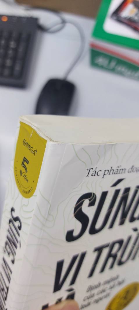 Đánh giá vì đối tác vận chuyển J&T rất tệ. Không hiểu vì lí do gì mà sách được vận chuyển đi vận chuyển lại giữa các trung chuyển và không hề có cuộc gọi nào cho khách hàng. Khi nhận hàng hộp rách nát và sách thì bị móp, gãy gáy.